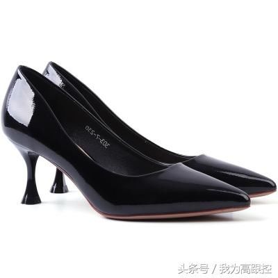 蓝色漏斗跟高跟鞋，给人干净又清凉的感受