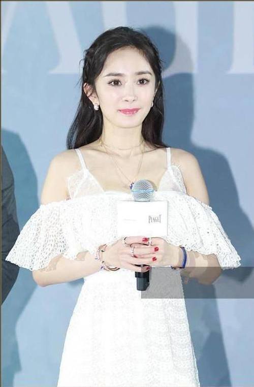 杨幂是把泳装的肩带缝裙子上了吗？看着好不协调，一点美感都没有