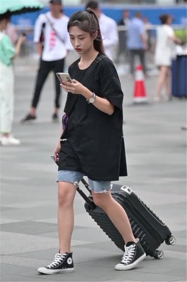  『柯基』小姐姐真勇敢，裤子被遮得只有5cm长，想不变柯基腿都难了！