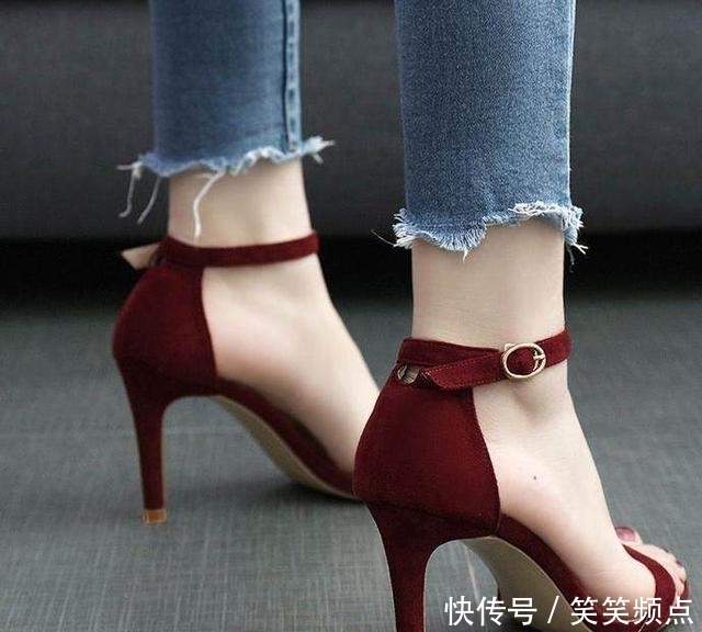  『鱼嘴凉鞋』现在的潮女真会穿，穿上时尚洋气的高跟鞋，显高显腿长真是太美了