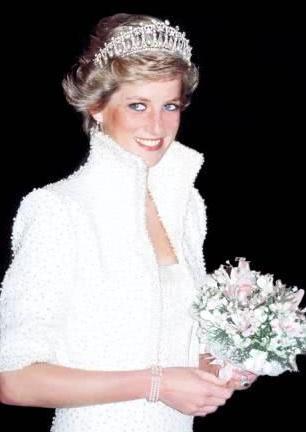 看看梅根在嫁入皇室之后做出的改变，终于知道了戴安娜王妃当年的