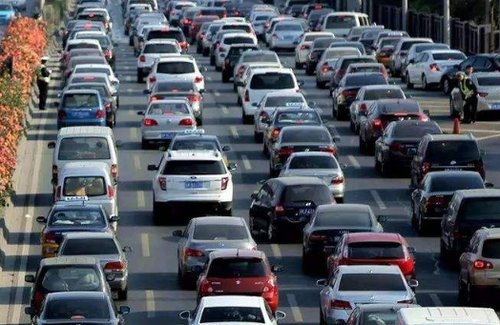 中国第一条装红绿灯的高速，本想缓解堵车却更堵了，车主强颜欢笑