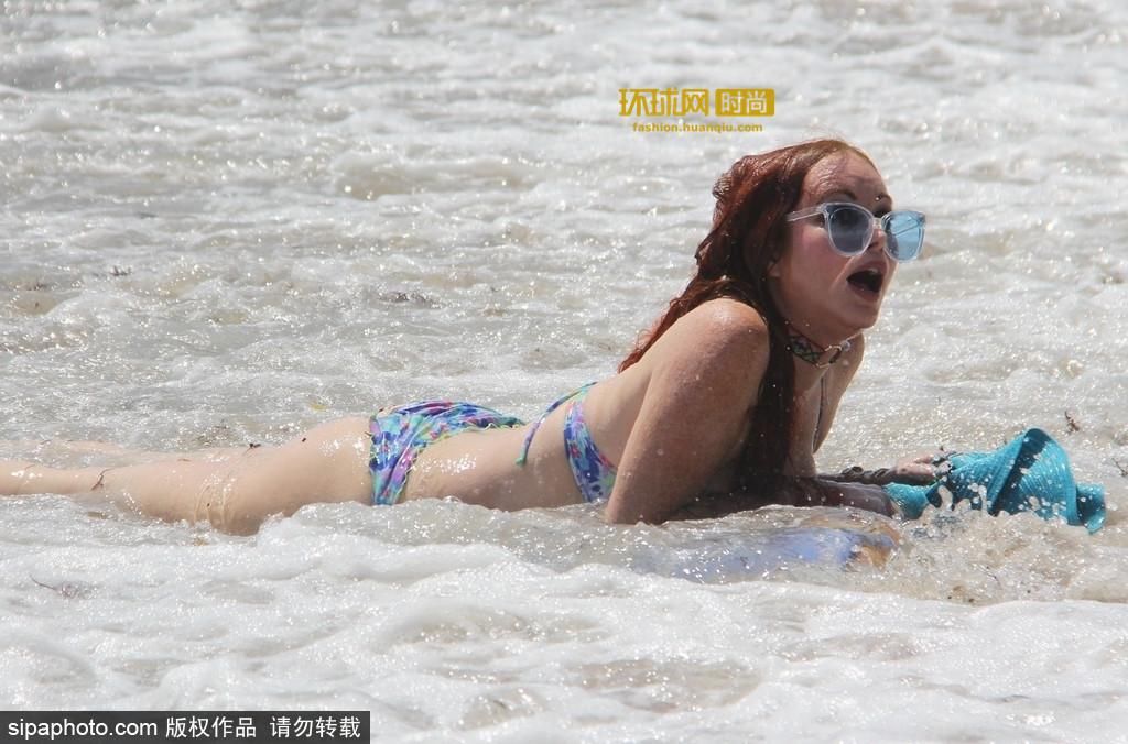 好姐妹沙滩一起大秀身材，性感加倍让人无法转移视线