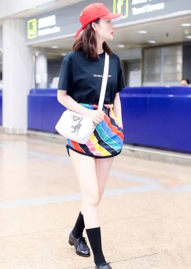 李沁终于高调了一回,穿七彩短裤大秀美腿,这白色的一条是什么?