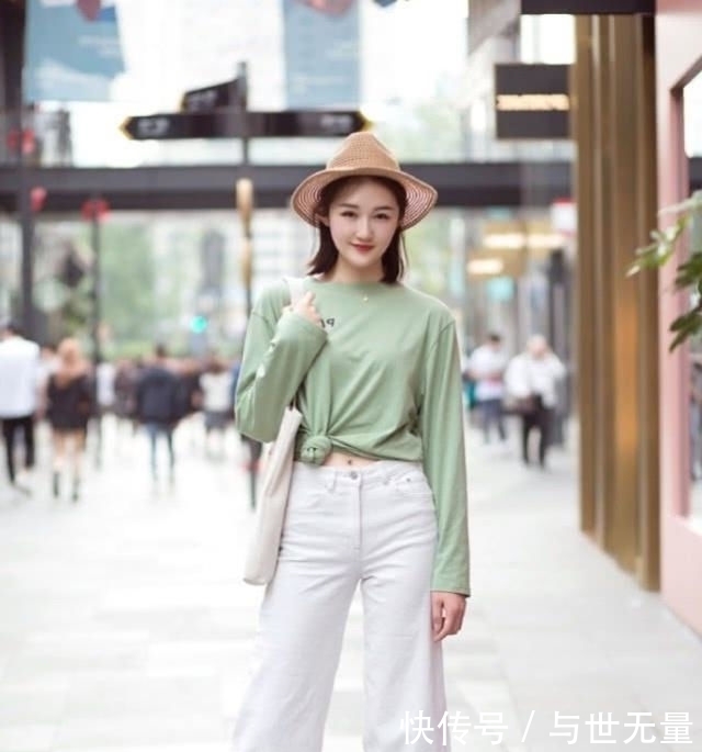 清爽@路人街拍,小姐姐戴一个简洁的鸭舌帽,清爽甜美