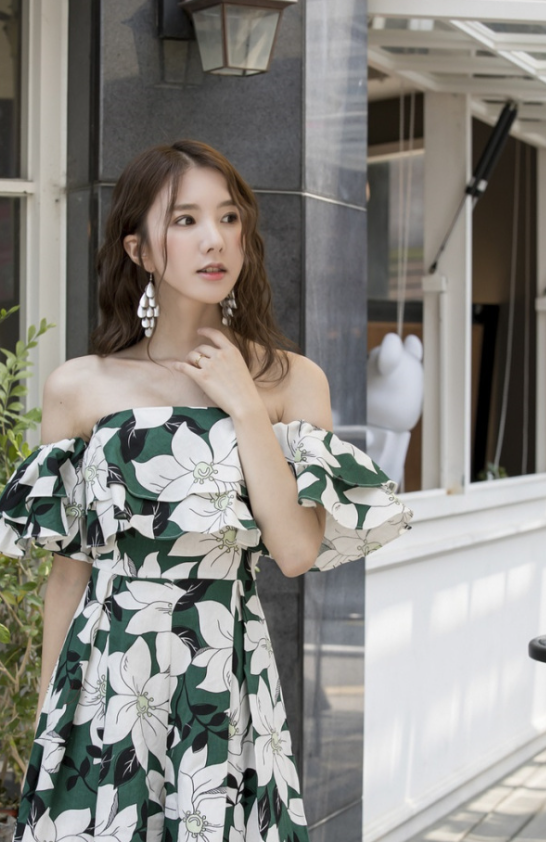 路人街拍，美女一字肩碎花连衣裙，时尚又优雅，体现不一样的美!