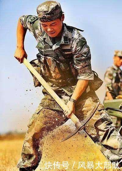 实战中,解放军为什么要将迷彩服“翻领” 作用比你想象的还要大