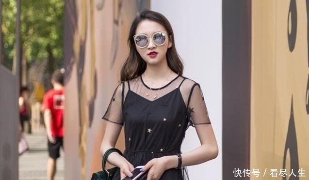 凹凸■灰色紧身T搭配白色裤子，小姐姐的身材凹凸有致，街拍：大墨镜