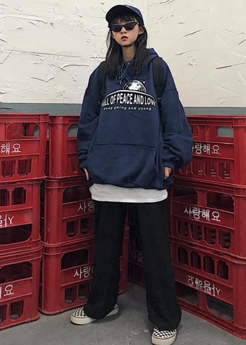 『瞧瞧』建议微胖女生卫衣不要搭紧身裤了,瞧瞧下面网红这样穿,超显瘦