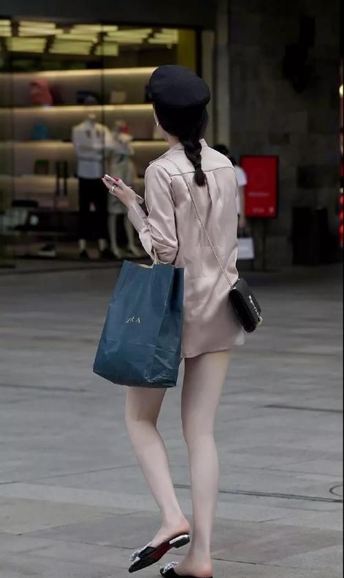  风范|街拍美女：高冷时尚的穿搭参考，尽显女王风范