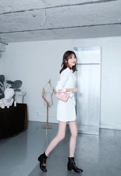  针织衫@她是身高182的主持人，今穿红色针织衫配短裤，大长腿太吸睛了