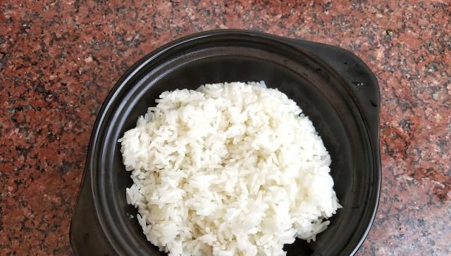 『米饭』2个番茄一碗米饭,这样做一锅不够吃,连菜都省了,好吃到舔盘