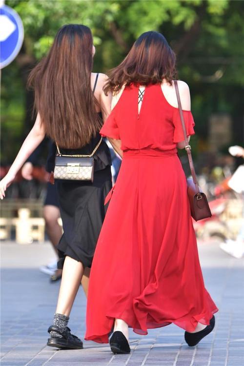 街拍:姑娘背影都这么美,正面是不是更好看呢?