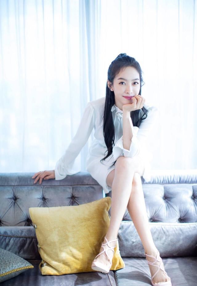 宋茜这姑娘又美啦，一袭纯白连衣裙好梦幻 网友：给加鸡腿