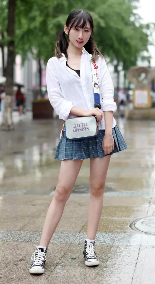 婴儿肥小姐姐运动紧身裤勾勒丰腴线条，一张娃娃脸显得肥而不腻