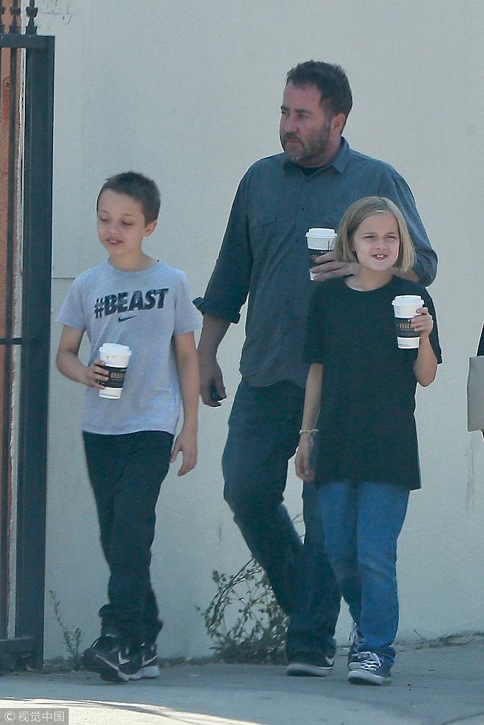 朱莉皮特爱子诺克斯端咖啡小模样有范 妈妈白衣优雅高挑身材抢镜