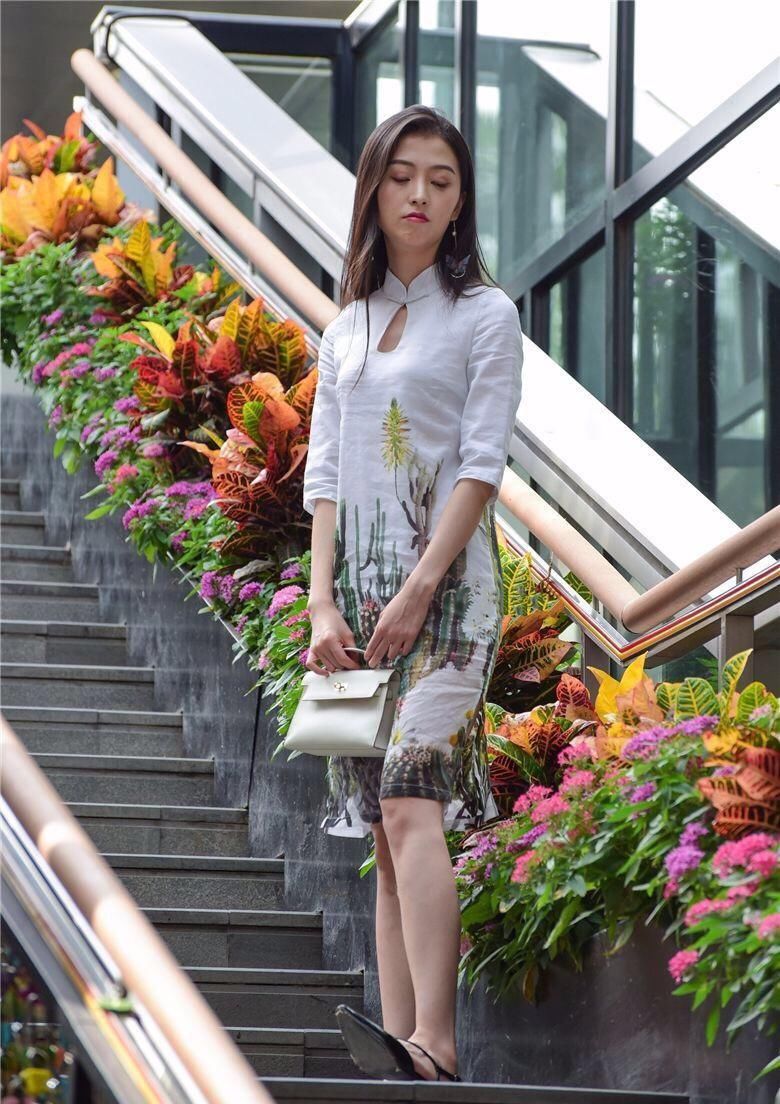 街拍:身材苗条的旗袍美女，极具中国风