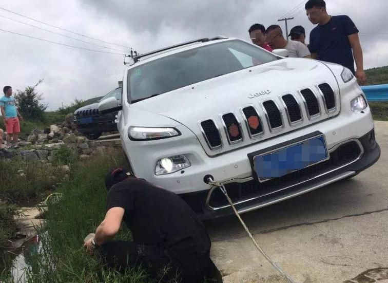 开车回农村，为啥很多人都会把车开掉进“沟里”？老司机道出答案