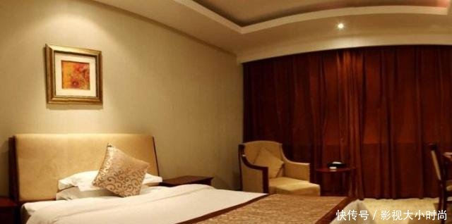 酒店有我们看不到的东西,用荧光笔涂在手机摄像头,你会感谢我的