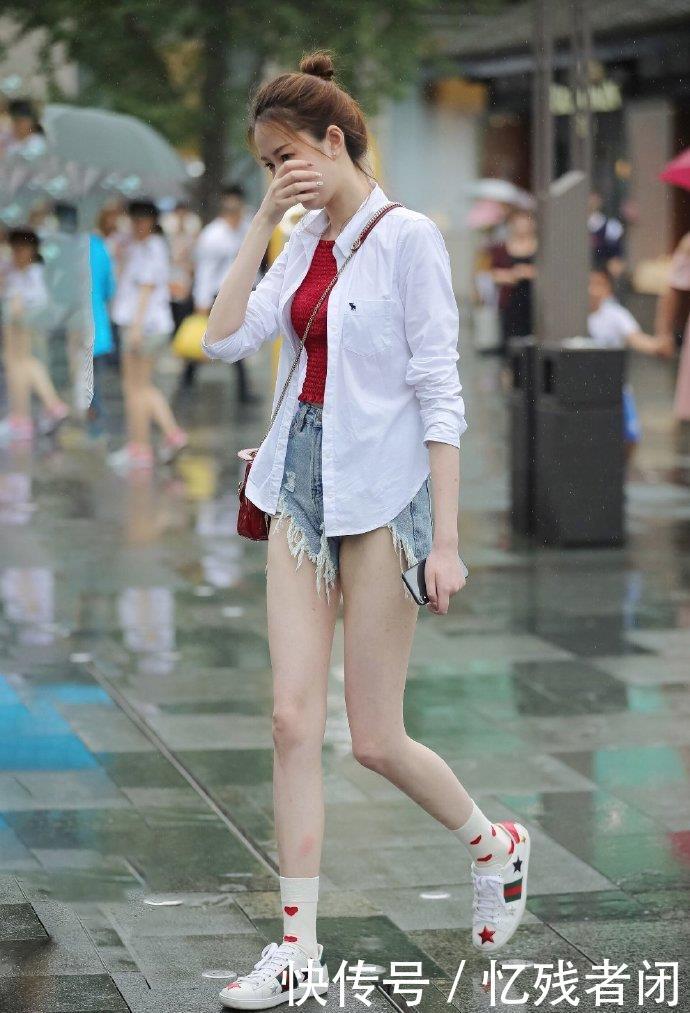 『 美腿』满屏幕的高挑美腿！惹人爱！，街拍：小姐姐白色衬衣搭配牛仔短裤