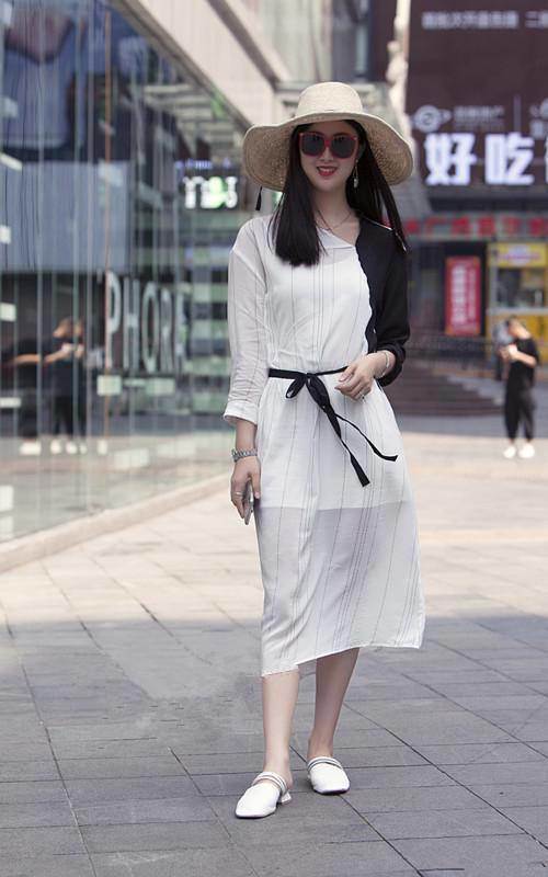 街拍：花容月貌的打底裤小姐姐女人味十足，令人赏心悦目！