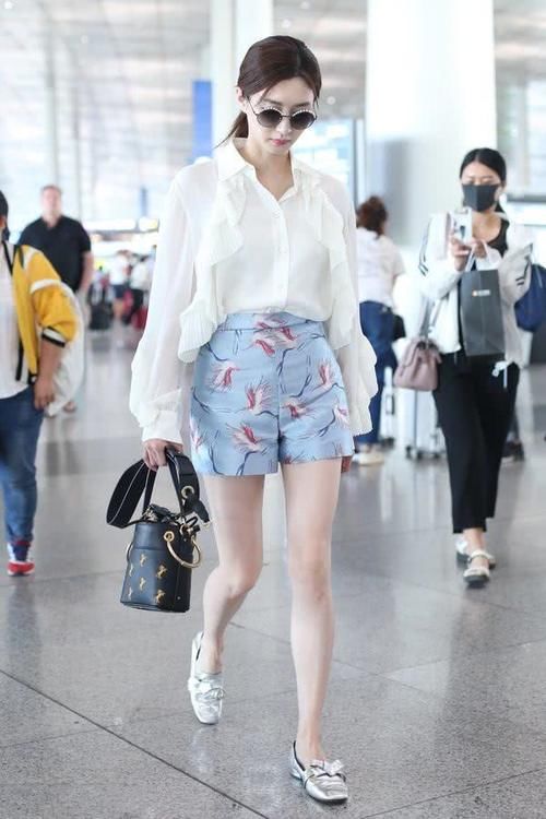  「纤瘦女孩」谁说衬衫是阿姨们的专属？5个元素唤醒时尚潮流，轻松美成小仙女