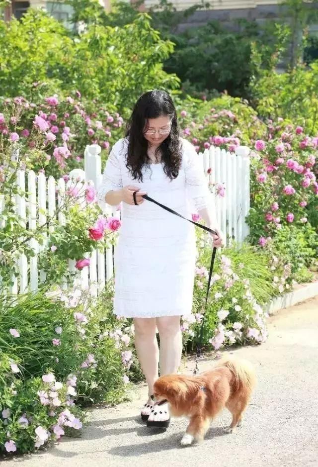 小院：不争朝夕，只闻花香，她花费12年缔造了一座繁花小院