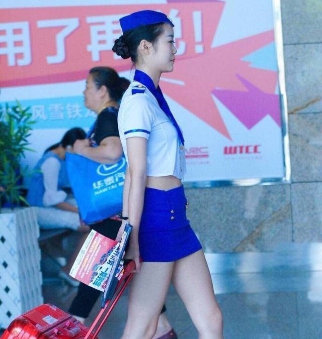 街拍空姐,模特般的身材穿上空姐服,全程的焦点都在你身上!