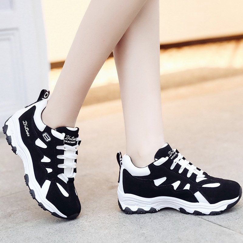 别再傻傻穿磨脚的高跟鞋了，女神都在穿运动鞋，舒适柔软逛街必备