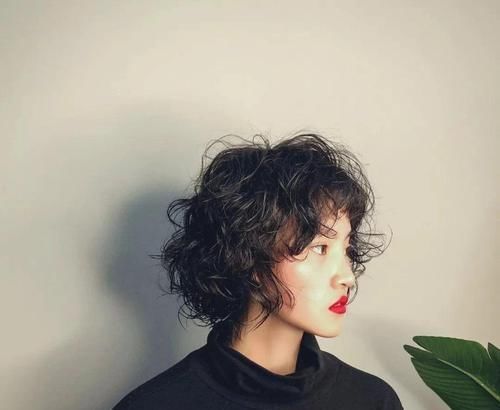  『时髦』四五十岁的女人，少穿这3种衣服，跟三木妈妈这样穿，优雅地老去
