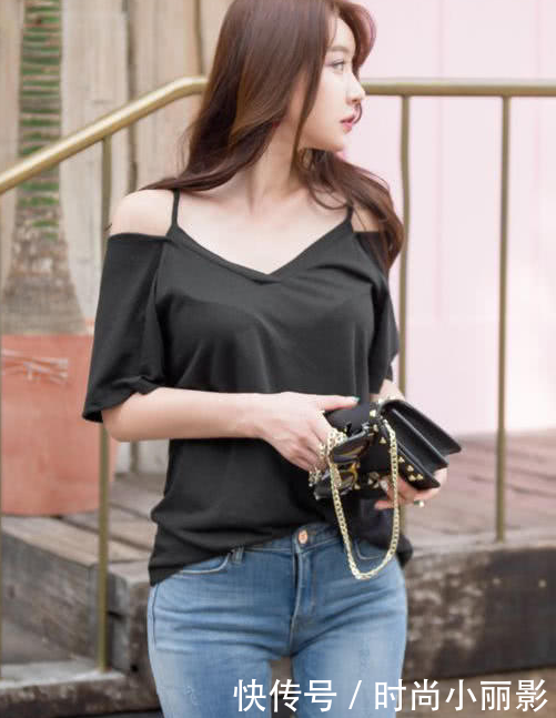 紧身裤搭配出精致的女人味，使得整个人看起来更加的苗条！