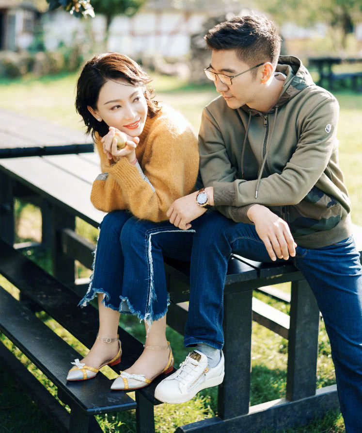 陈数穿牛仔裤减龄，怎么两边缝了“卫生纸”，网友:发型显老!