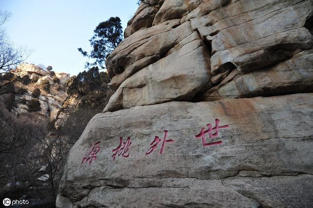 这里被称为“中国北方的攀冰胜地”，山峰雄伟，潭瀑众多