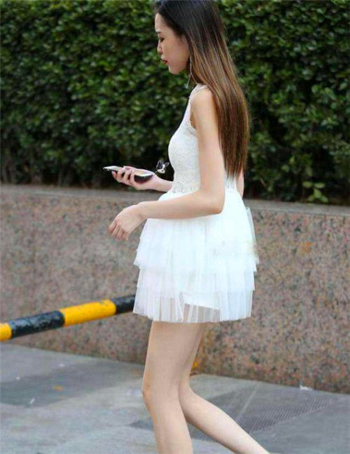  黄金：街拍：黄金比例的大长腿，又长又直，让人百看不厌。