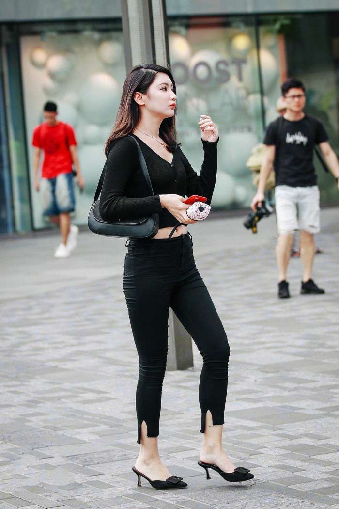 微胖的小姐姐黑色紧身裤，时尚的穿衣搭配，典雅高贵的气质让人羡