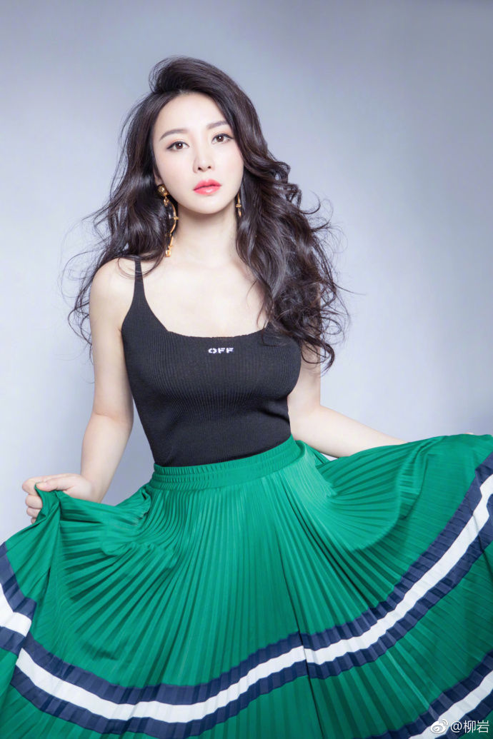 柳岩微博最新发布美照，吊带低胸长裙，尽显性感美色