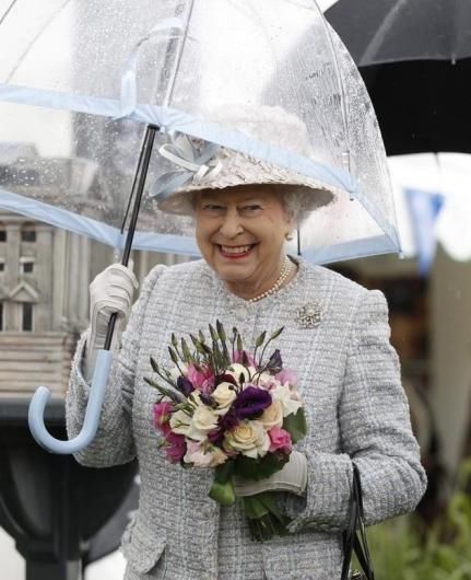 英国女王碰上下雨:雨伞和衣服要搭配，暴露了“强迫症”!