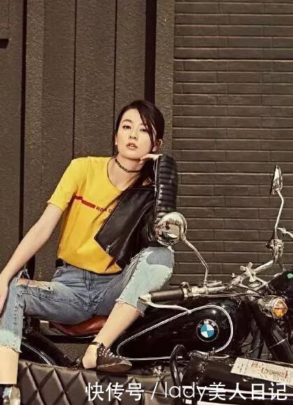 乔欣真的是越来越会穿了，连体裤只穿一半，看着心情好舒畅