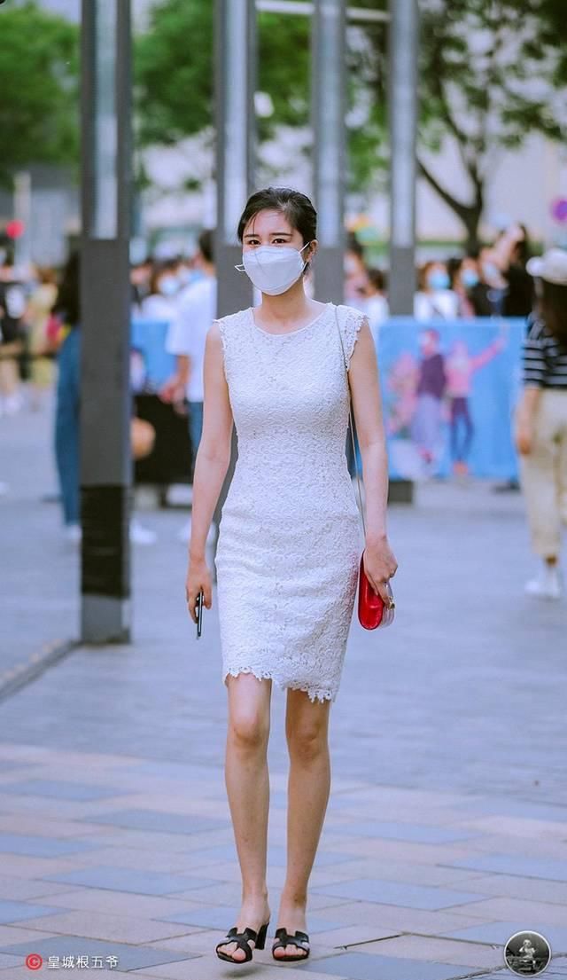  『更多』街拍：选择一些适合自己的衣服进行打扮，这样可以为自己增添自信