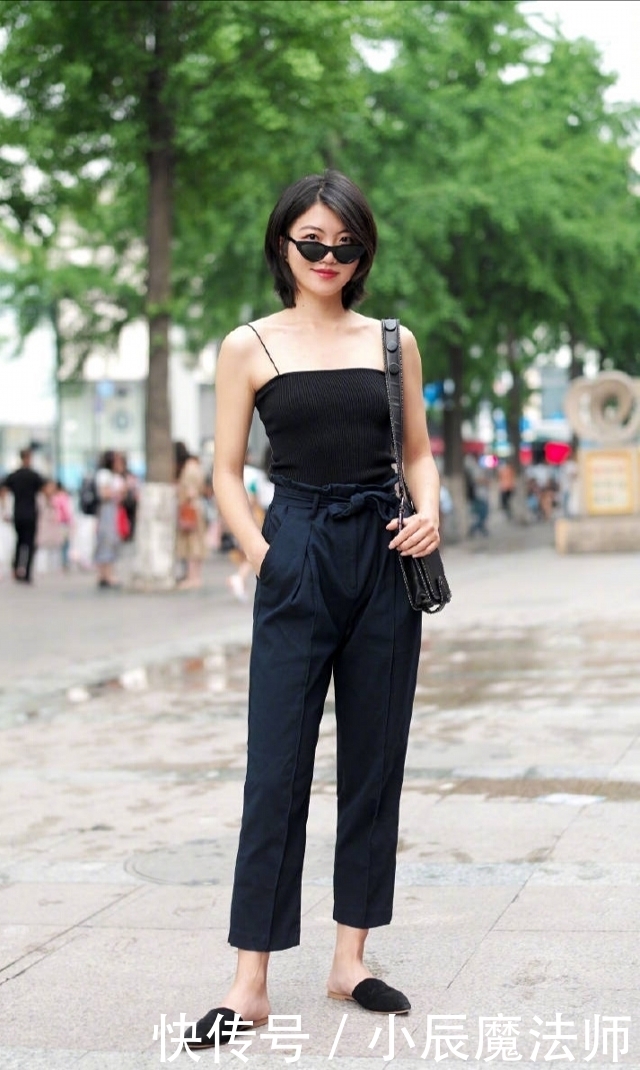  抹胸|路人街拍，美女穿了一件黑色抹胸吊带，休闲又帅气