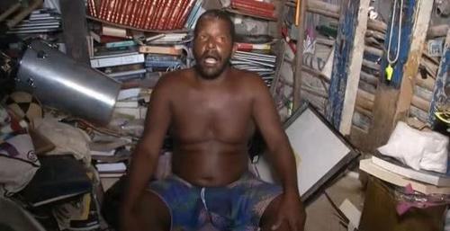 世界上最落魄“国王”，3平米城堡住22年，下雨坏了要自己修