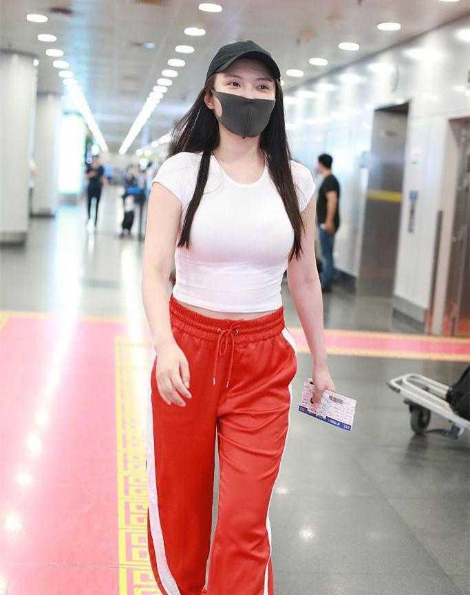 徐冬冬这身材也太犯规了,硬生生把T恤衫撑成了紧身衣秀曲线吸睛