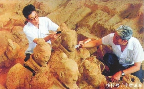 去看兵马俑时,有人说手机掉在地上不能捡,游客:还得买新手机?