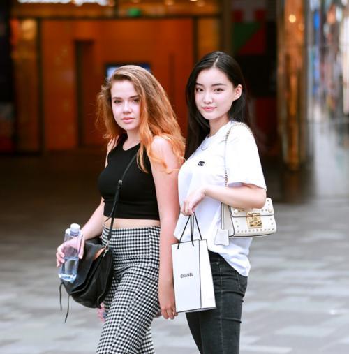 身姿丰腴的吊带装小姐姐显瘦又提臀，风度翩翩，很是吸睛！