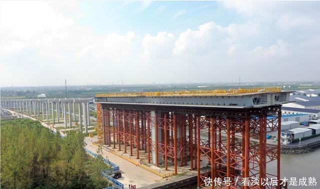  「明年」「最新」黄浦江上最新越江大桥吊装主梁！预计明年基本