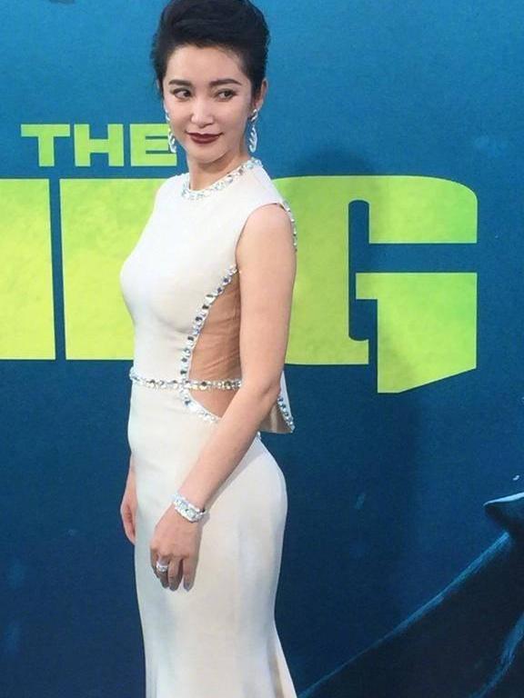 45岁李冰冰无修图曝光，穿露背礼服老态尽显！网友：衣服真坑人