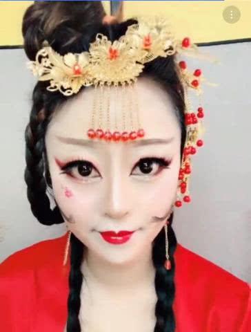 化妆术骗了多少男同胞?48岁大妈化完妆后,网友:这是一个人吗?