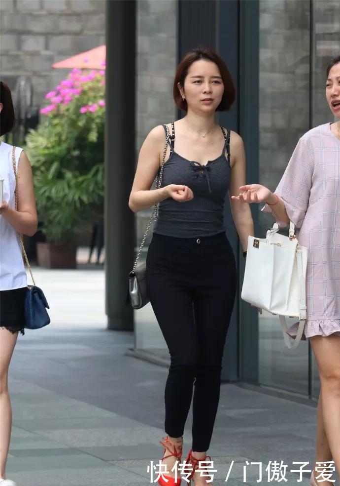  黑色@小姐姐一件黑色修身上衣搭配蓝色的牛仔短裤，青春时尚又能秀长腿