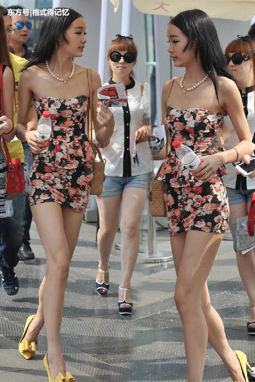 笔挺美腿，穿上包臀裙之后更显腿的修长，网友：背影更美！