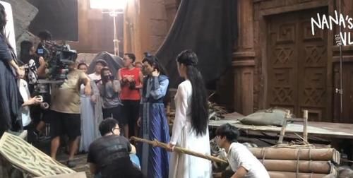  『真实』欧阳娜娜王源杀青离别，当她抱别人时，谁注意王源眼神，太真实了